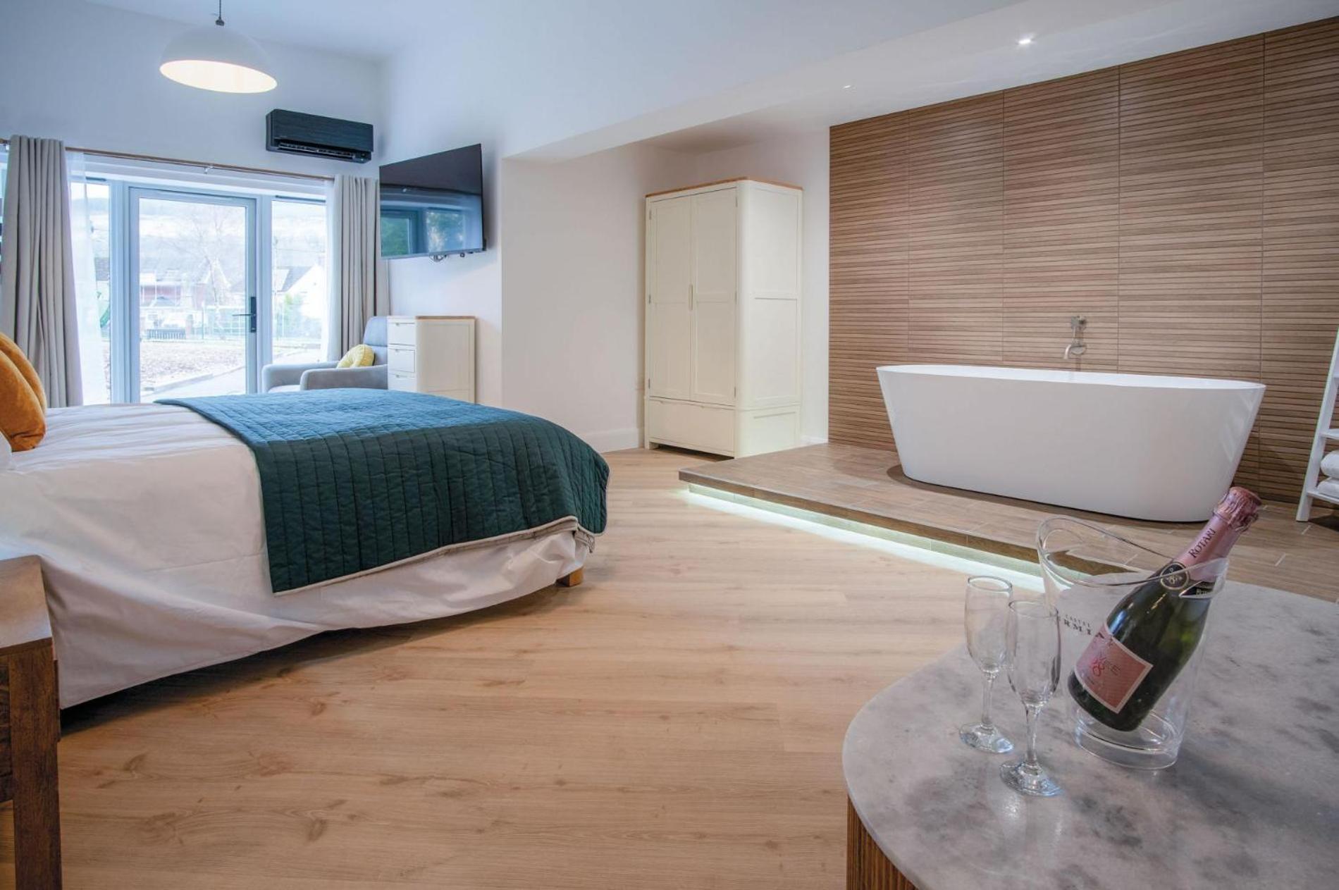 Suite 5 - Sleeping Giant Hotel - Pen Y Cae Inn เบรคอน ภายนอก รูปภาพ